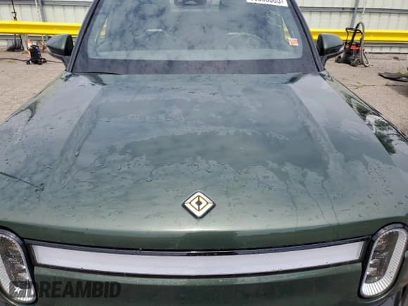 ✅ 2022 Rivian R1T Launch Edition • VIN: 7FCTGAAL2NN000495 • Lot: 68353365. Listed on Copart with 10,403 mi. Free auction sales archive from the USA and detailed vehicle history report at DreamBid. Image 11.