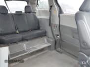 ✅ 2014 Toyota Sienna SE • VIN: 5TDXK3DC6ES421515 • Lot: 43102179. Wystawiony na IAAI z przebiegiem 63 756 mil. Bezpłatny archiwum sprzedaży aukcyjnych z USA i szczegółowy raport historii pojazdu na DreamBid. Zdjęcie 8.