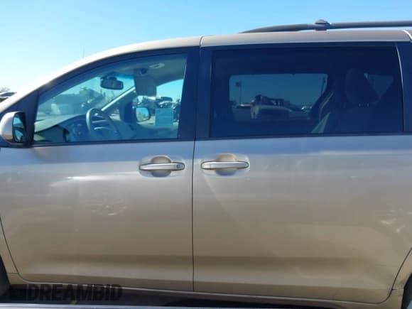 ✅ 2012 Toyota Sienna LE • VIN: 5TDKK3DC0CS229210 • Лот: 43570367. Опубликован ранее на IAAI с пробегом 107 219 миль. Бесплатный доступ к архиву аукционных продаж из США и подробный отчёт об истории автомобиля на DreamBid. Изображение 14.