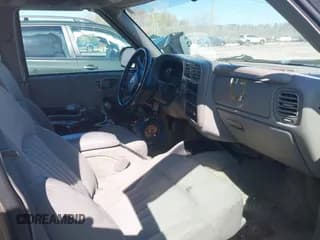 ✅ 2004 Chevrolet Blazer LS • VIN: 1GNDT13X24K167825 • Lot: 41976732. Wystawiony na IAAI z przebiegiem 142 647 mil. Bezpłatny archiwum sprzedaży aukcyjnych z USA i szczegółowy raport historii pojazdu na DreamBid. Zdjęcie 5.