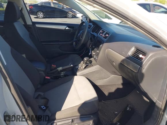 ✅ 2017 Volkswagen Jetta S • VIN: 3VW2B7AJ1HM415059 • Lot: 43555214. Wystawiony na IAAI z przebiegiem 102 894 mil. Bezpłatny archiwum sprzedaży aukcyjnych z USA i szczegółowy raport historii pojazdu na DreamBid. Zdjęcie 5.