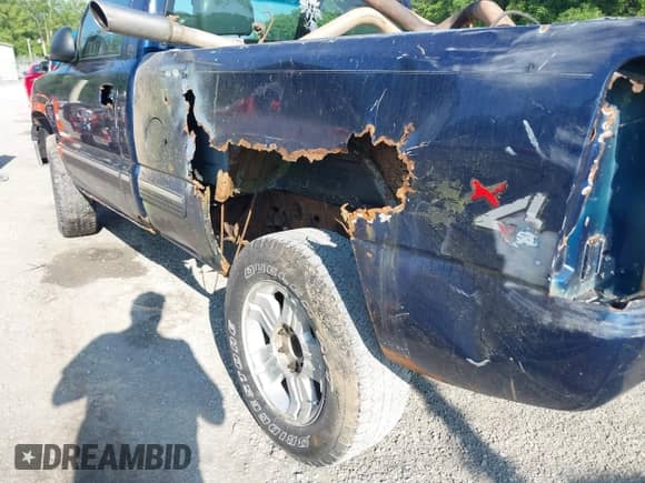 2002 Chevrolet Silverado 1500 LS z VIN 1GCEK14V32Z108462, wystawiony jako IAAI lot #42393465 z przebiegiem Nie podano mil oraz . Historia ofert i sprzedaży dostępna na DreamBid. Obrazek 6.