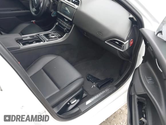 ✅ 2019 Jaguar XE 25t Premium • VIN: SAJAJ4FX7KCP44274 • Lot: 42301419. Wystawiony na IAAI z przebiegiem 52 384 mil. Bezpłatny archiwum sprzedaży aukcyjnych z USA i szczegółowy raport historii pojazdu na DreamBid. Zdjęcie 5.