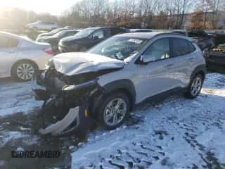 2023 Hyundai Kona SEL z VIN KM8K6CAB6PU958907, wystawiony jako Copart lot #70792132 z przebiegiem 499 mil mil oraz . Historia ofert i sprzedaży dostępna na DreamBid. Obrazek 1.