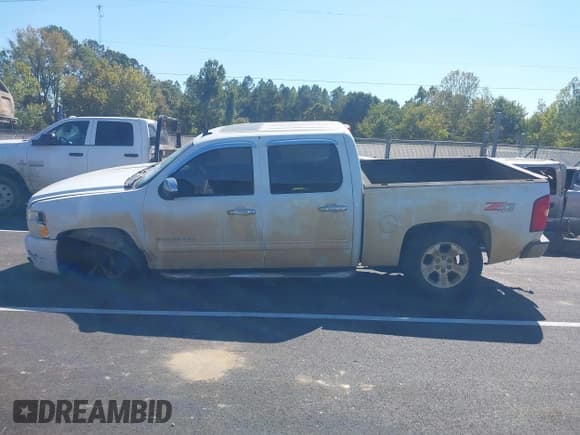 ✅ 2011 Chevrolet Silverado 1500 LTZ • VIN: 3GCPKTE33BG352680 • Lot: 43382370. Listed on IAAI with 196,852 mi. Free auction sales archive from the USA and detailed vehicle history report at DreamBid. Image 15.