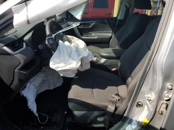 ✅ 2021 Toyota RAV4 LE • VIN: 2T3F1RFV0MW232498 • Лот: 52153165. Опубликован ранее на Copart с пробегом Не указан. Бесплатный доступ к архиву аукционных продаж из США и подробный отчёт об истории автомобиля на DreamBid. Изображение 7.