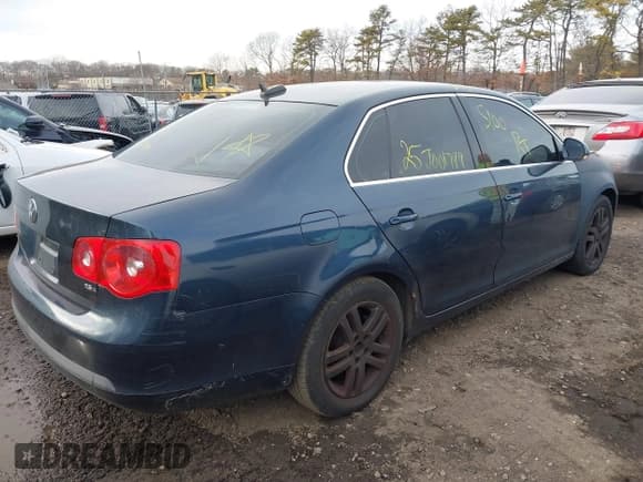 ✅ 2006 Volkswagen Jetta 2.5L • VIN: 3VWSG71K46M831887 • Лот: 41627363. Опубликован ранее на IAAI с пробегом 128 796 миль. Бесплатный доступ к архиву аукционных продаж из США и подробный отчёт об истории автомобиля на DreamBid. Изображение 4.