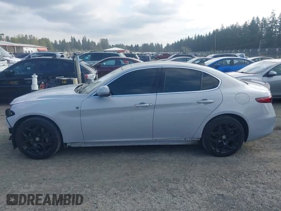 ✅ 2020 Alfa Romeo Giulia Ti • VIN: ZARFANBN0L7639218 • Lot: 43185575. Listed on IAAI with 27,923 mi. Free auction sales archive from the USA and detailed vehicle history report at DreamBid. Image 15.