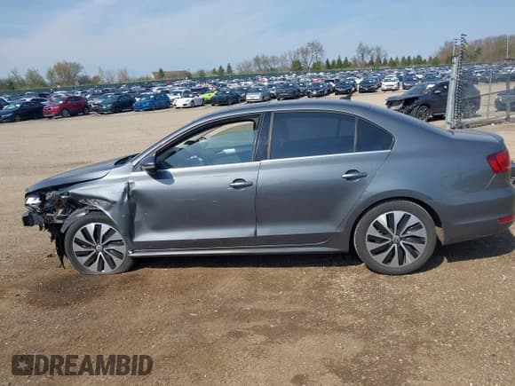 ✅ 2013 Volkswagen Jetta Hybrid SE • VIN: 3VW637AJ6DM300238 • Lot: 42112719. Listed on IAAI with 137,902 mi. Free auction sales archive from the USA and detailed vehicle history report at DreamBid. Image 15.