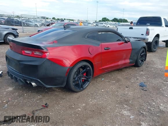 ✅ 2018 Chevrolet Camaro 1SS • VIN: 1G1FE1R74J0111632 • Lot: 42543700. Listed on IAAI with 68,950 mi. Free auction sales archive from the USA and detailed vehicle history report at DreamBid. Image 4.