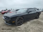 ✅ 2013 Dodge Challenger SXT Plus • VIN: 2C3CDYAG0DH605086 • Лот: 75988064. Опубликован ранее на Copart с пробегом 226 365 миль. Бесплатный доступ к архиву аукционных продаж из США и подробный отчёт об истории автомобиля на DreamBid. Изображение 1.
