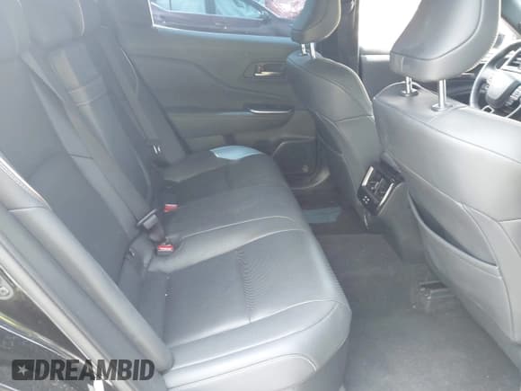 ✅ 2024 Toyota Crown XLE • VIN: JTDAAAAF7R3028366 • Lot: 42857658. Wystawiony na IAAI z przebiegiem 30 618 mil. Bezpłatny archiwum sprzedaży aukcyjnych z USA i szczegółowy raport historii pojazdu na DreamBid. Zdjęcie 8.