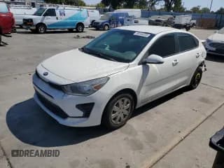 ✅ 2021 Kia Rio LX • VIN: 3KPA24AD8ME364641 • Lot: 80164235. Wystawiony na Copart z przebiegiem 76 652 mil. Bezpłatny archiwum sprzedaży aukcyjnych z USA i szczegółowy raport historii pojazdu na DreamBid. Zdjęcie 1.