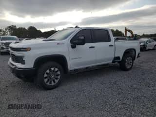 2024 Chevrolet Silverado 2500HD Custom с VIN 2GC4YME7XR1174036, выставлен на аукционе Copart как лот 80612705 с пробегом 21 462 миль миль и Списание • Salvage title. История ставок и продаж доступна на DreamBid. Изображение 1.