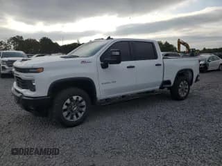 ✅ 2024 Chevrolet Silverado 2500HD Custom • VIN: 2GC4YME7XR1174036 • Lot: 80612705. Wystawiony na Copart z przebiegiem 21 462 mil. Bezpłatny archiwum sprzedaży aukcyjnych z USA i szczegółowy raport historii pojazdu na DreamBid. Zdjęcie 1.