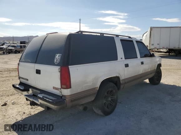 ✅ 1998 GMC Suburban • VIN: 1GKEC16R0WJ712847 • Lot: 68557804. Listed on Copart with 262,538 mi. Free auction sales archive from the USA and detailed vehicle history report at DreamBid. Image 3.