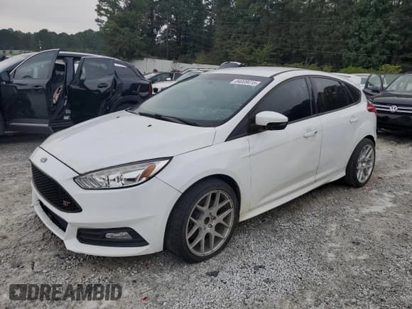 ✅ 2017 Ford Focus ST • VIN: 1FADP3L91HL221535 • Lot: 84009415. Wystawiony na Copart z przebiegiem 81 210 mil. Bezpłatny archiwum sprzedaży aukcyjnych z USA i szczegółowy raport historii pojazdu na DreamBid. Zdjęcie 1.