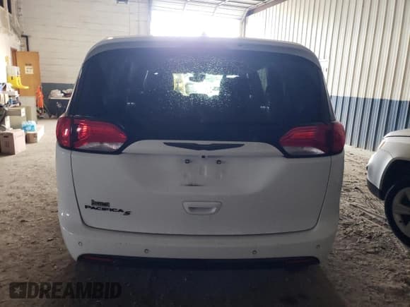 ✅ 2019 Chrysler Pacifica Touring Plus • VIN: 2C4RC1FG3KR593869 • Lot: 58751625. Wystawiony na Copart z przebiegiem 131 786 mil. Bezpłatny archiwum sprzedaży aukcyjnych z USA i szczegółowy raport historii pojazdu na DreamBid. Zdjęcie 6.