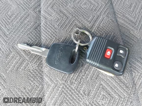 ✅ 2000 Ford Explorer XLT • VIN: 1FMZU83P7YZB43162 • Lot: 42806675. Wystawiony na IAAI z przebiegiem 141 892 mil. Bezpłatny archiwum sprzedaży aukcyjnych z USA i szczegółowy raport historii pojazdu na DreamBid. Zdjęcie 11.