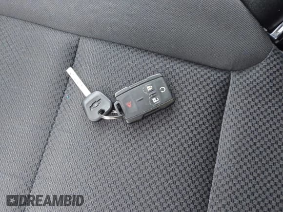 ✅ 2018 Chevrolet Silverado 1500 LT • VIN: 1GCVKRECXJZ318017 • Lot: 43736338. Wystawiony na IAAI z przebiegiem 119 631 mil. Bezpłatny archiwum sprzedaży aukcyjnych z USA i szczegółowy raport historii pojazdu na DreamBid. Zdjęcie 11.