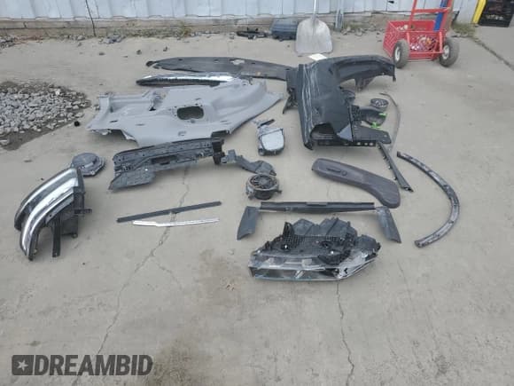 ✅ 2020 Chevrolet Suburban LT • VIN: 1GNSKHKC5LR131182 • Lot: 72375434. Wystawiony na Copart z przebiegiem 53 320 mil. Bezpłatny archiwum sprzedaży aukcyjnych z USA i szczegółowy raport historii pojazdu na DreamBid. Zdjęcie 13.