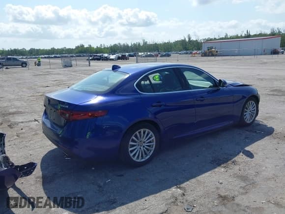 ✅ 2021 Alfa Romeo Giulia • VIN: ZARFAMAN7M7643215 • Lot: 41976004. Listed on IAAI with 33,137 mi. Free auction sales archive from the USA and detailed vehicle history report at DreamBid. Image 4.