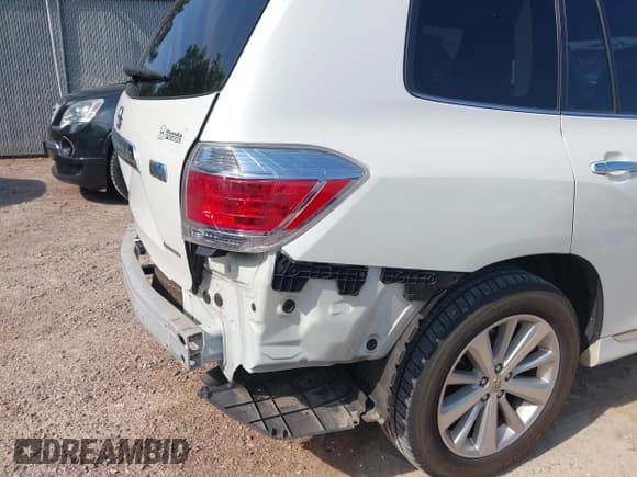 ✅ 2013 Toyota Highlander Limited • VIN: JTEDC3EH9D2013733 • Lot: 42861471. Listed on IAAI with Not provided. Free auction sales archive from the USA and detailed vehicle history report at DreamBid. Image 18.