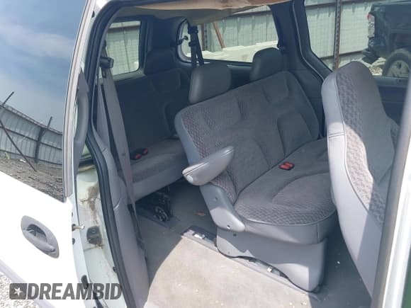 ✅ 2000 Chrysler Grand Voyager • VIN: 2C4GJ2437YR717220 • Lot: 42450929. Listed on IAAI with 173,202 mi. Free auction sales archive from the USA and detailed vehicle history report at DreamBid. Image 8.