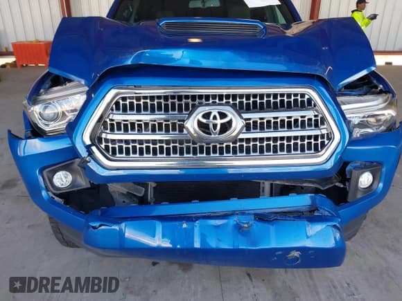 ✅ 2017 Toyota Tacoma SR5 • VIN: 3TMBZ5DN1HM009204 • Lot: 41301765. Listed on IAAI with 129,923 mi. Free auction sales archive from the USA and detailed vehicle history report at DreamBid. Image 6.