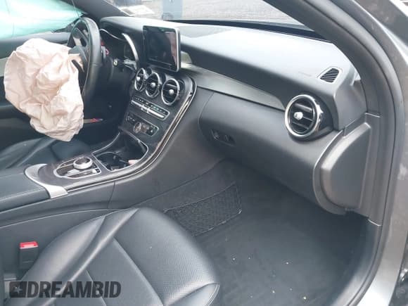 ✅ 2018 Mercedes-Benz C 300 • VIN: 55SWF4KB3JU270016 • Lot: 42739221. Wystawiony na IAAI z przebiegiem 58 669 mil. Bezpłatny archiwum sprzedaży aukcyjnych z USA i szczegółowy raport historii pojazdu na DreamBid. Zdjęcie 5.