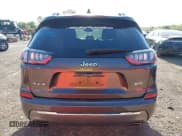 ✅ 2019 Jeep Cherokee Overland • VIN: 1C4PJMJN1KD123900 • Лот: 43350986. Опубликован ранее на IAAI с пробегом 105 541 миль. Бесплатный доступ к архиву аукционных продаж из США и подробный отчёт об истории автомобиля на DreamBid. Изображение 16.