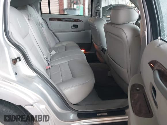 ✅ 2002 Lincoln Town Car Executive • VIN: 1LNHM81W42Y608998 • Лот: 41893243. Опубликован ранее на IAAI с пробегом 222 672 миль. Бесплатный доступ к архиву аукционных продаж из США и подробный отчёт об истории автомобиля на DreamBid. Изображение 8.