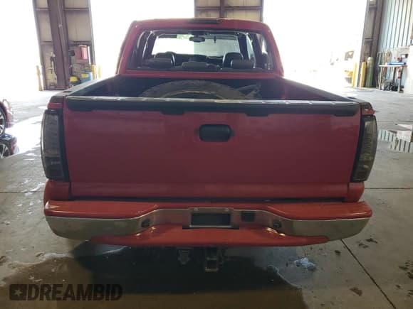 ✅ 2004 Chevrolet Silverado 1500 LS • VIN: 2GCEK13T141425684 • Lot: 57147275. Wystawiony na Copart z przebiegiem 269 227 mil. Bezpłatny archiwum sprzedaży aukcyjnych z USA i szczegółowy raport historii pojazdu na DreamBid. Zdjęcie 6.