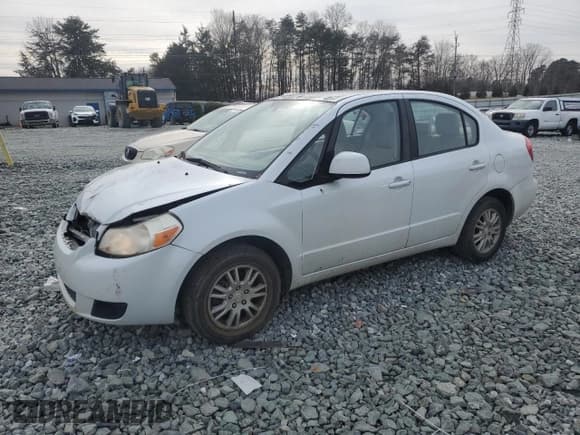 ✅ 2013 Suzuki SX4 LE • VIN: JS2YC5A37D6101979 • Лот: 42185855. Опубликован ранее на Copart с пробегом 118 855 миль. Бесплатный доступ к архиву аукционных продаж из США и подробный отчёт об истории автомобиля на DreamBid. Изображение 1.