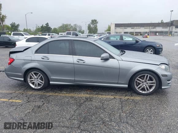 ✅ 2014 Mercedes-Benz C 250 Sport • VIN: WDDGF4HBXEG253583 • Lot: 42189407. Wystawiony na IAAI z przebiegiem 134 896 mil. Bezpłatny archiwum sprzedaży aukcyjnych z USA i szczegółowy raport historii pojazdu na DreamBid. Zdjęcie 13.