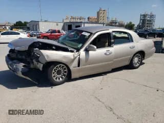 ✅ 2000 Lincoln Town Car Signature • VIN: 1LNHM82W6YY772003 • Lot: 61657215. Wystawiony na Copart z przebiegiem Nie podano. Bezpłatny archiwum sprzedaży aukcyjnych z USA i szczegółowy raport historii pojazdu na DreamBid. Zdjęcie 1.