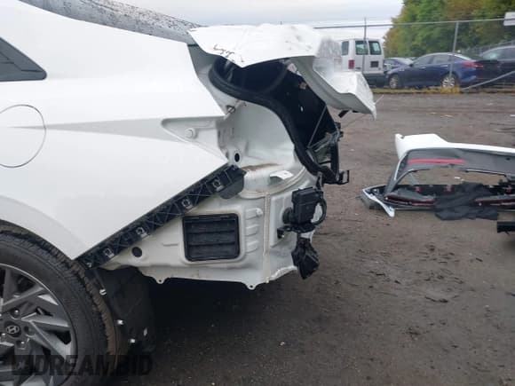 ✅ 2024 Hyundai Elantra SEL • VIN: KMHLM4DG8RU641513 • Lot: 43403885. Listed on IAAI with 33,573 mi. Free auction sales archive from the USA and detailed vehicle history report at DreamBid. Image 19.