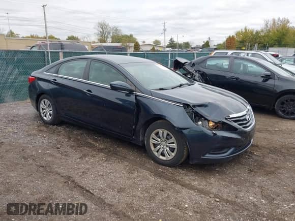 2013 Hyundai Sonata GLS z VIN 5NPEB4ACXDH558611, wystawiony jako IAAI lot #43453624 z przebiegiem 153 698 mil mil oraz . Historia ofert i sprzedaży dostępna na DreamBid. Obrazek 1.