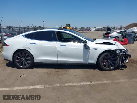✅ 2013 Tesla Model S Performance • VIN: 5YJSA1DP6DFP26293 • Lot: 42464948. Wystawiony na IAAI z przebiegiem 113 525 mil. Bezpłatny archiwum sprzedaży aukcyjnych z USA i szczegółowy raport historii pojazdu na DreamBid. Zdjęcie 13.