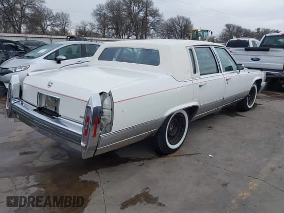 ✅ 1991 Cadillac Brougham • VIN: 1G6DW5470MR718950 • Lot: 41726864. Wystawiony na IAAI z przebiegiem 207 324 mil. Bezpłatny archiwum sprzedaży aukcyjnych z USA i szczegółowy raport historii pojazdu na DreamBid. Zdjęcie 4.
