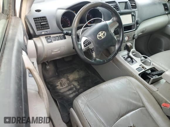 ✅ 2013 Toyota Highlander Plus • VIN: 5TDZK3EHXDS122126 • Лот: 84053545. Опубликован ранее на Copart с пробегом 421 000 миль. Бесплатный доступ к архиву аукционных продаж из США и подробный отчёт об истории автомобиля на DreamBid. Изображение 8.