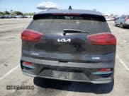 ✅ 2022 Kia Niro EX Premium • VIN: KNDCE3LG4N5145898 • Lot: 56978455. Wystawiony na Copart z przebiegiem 99 959 mil. Bezpłatny archiwum sprzedaży aukcyjnych z USA i szczegółowy raport historii pojazdu na DreamBid. Zdjęcie 6.
