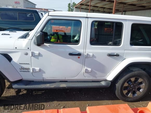 ✅ 2018 Jeep Wrangler Unlimited Sahara • VIN: 1C4HJXEG0JW321355 • Lot: 42343112. Listed on IAAI with 102,457 mi. Free auction sales archive from the USA and detailed vehicle history report at DreamBid. Image 15.