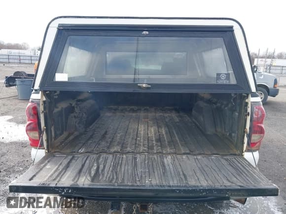 ✅ 2005 Chevrolet Silverado 2500HD LT • VIN: 1GCHK23215F950393 • Lot: 41780395. Wystawiony na IAAI z przebiegiem 294 419 mil. Bezpłatny archiwum sprzedaży aukcyjnych z USA i szczegółowy raport historii pojazdu na DreamBid. Zdjęcie 8.