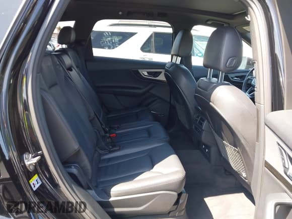 ✅ 2019 Audi Q7 Premium Plus • VIN: WA1LHAF78KD025573 • Lot: 42173645. Wystawiony na IAAI z przebiegiem 45 809 mil. Bezpłatny archiwum sprzedaży aukcyjnych z USA i szczegółowy raport historii pojazdu na DreamBid. Zdjęcie 8.