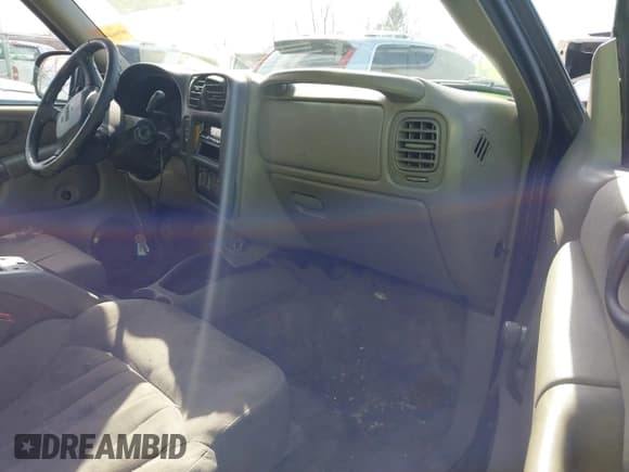 ✅ 2003 GMC Sonoma SLS • VIN: 1GTCS19X538118757 • Lot: 41794576. Wystawiony na IAAI z przebiegiem 184 482 mil. Bezpłatny archiwum sprzedaży aukcyjnych z USA i szczegółowy raport historii pojazdu na DreamBid. Zdjęcie 5.