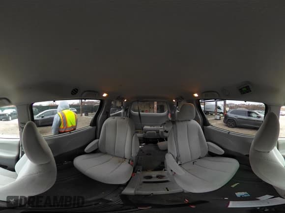 ✅ 2013 Toyota Sienna LE • VIN: 5TDKK3DCXDS295975 • Lot: 43672461. Wystawiony na IAAI z przebiegiem 180 569 mil. Bezpłatny archiwum sprzedaży aukcyjnych z USA i szczegółowy raport historii pojazdu na DreamBid. Zdjęcie 18.