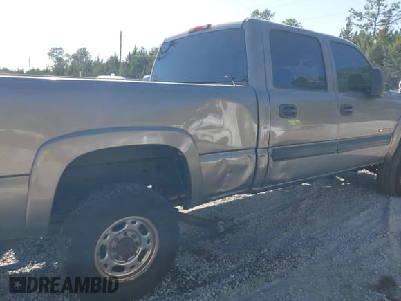 ✅ 2006 Chevrolet Silverado 2500HD Work Truck • VIN: 1GCHC23U06F122366 • Lot: 43701699. Wystawiony na IAAI z przebiegiem 330 993 mil. Bezpłatny archiwum sprzedaży aukcyjnych z USA i szczegółowy raport historii pojazdu na DreamBid. Zdjęcie 19.