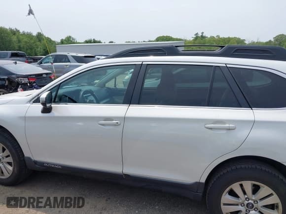 ✅ 2018 Subaru Outback Premium • VIN: 4S4BSAFC7J3297015 • Lot: 42427912. Listed on IAAI with 89,779 mi. Free auction sales archive from the USA and detailed vehicle history report at DreamBid. Image 14.