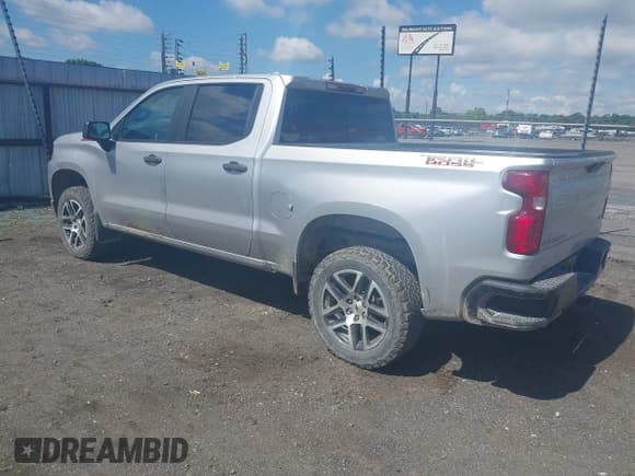 ✅ 2019 Chevrolet Silverado 1500 Custom Trail Boss • VIN: 3GCPYCEF3KG126700 • Lot: 42160575. Wystawiony na IAAI z przebiegiem 116 815 mil. Bezpłatny archiwum sprzedaży aukcyjnych z USA i szczegółowy raport historii pojazdu na DreamBid. Zdjęcie 3.